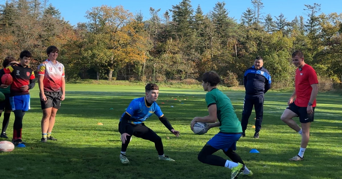 Rugbyen zonder luchtalarm of angst voor drones: 25 kinderen uit Kyiv zijn op rugbykamp in Zeist