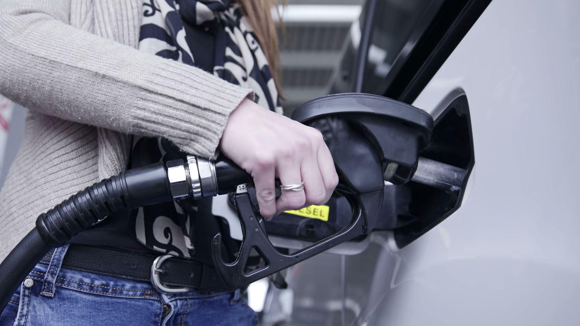 Kabinet bereidt maatregelen voor tegen hoge brandstofprijs, 'maar nu nog te vroeg'