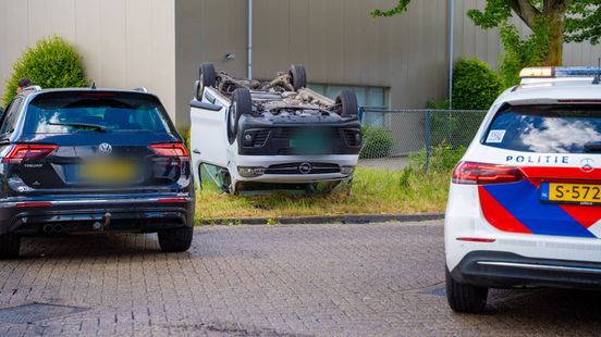 Busje op de kop na ongeval in Kampen. Busje op de kop na ongeval in Kampen.