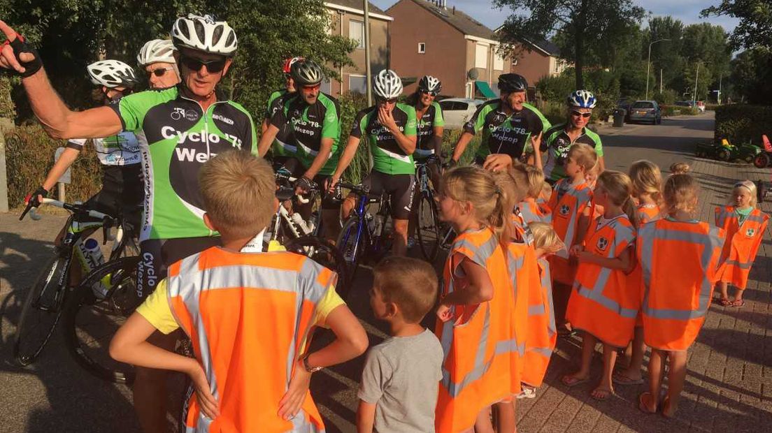 De politie heeft woensdagavond in Noordeinde een verkeerscontrole gehouden vanwege de wielrenners die te hard door het dorp rijden. De actie werd gehouden op aandringen van de Belangengemeenschap Noordeinde.