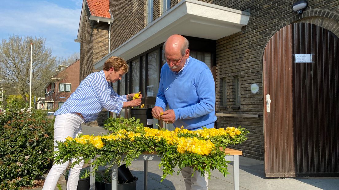 Jan Wilten en zijn vrouw versieren kruis voor Tuindorpkerk