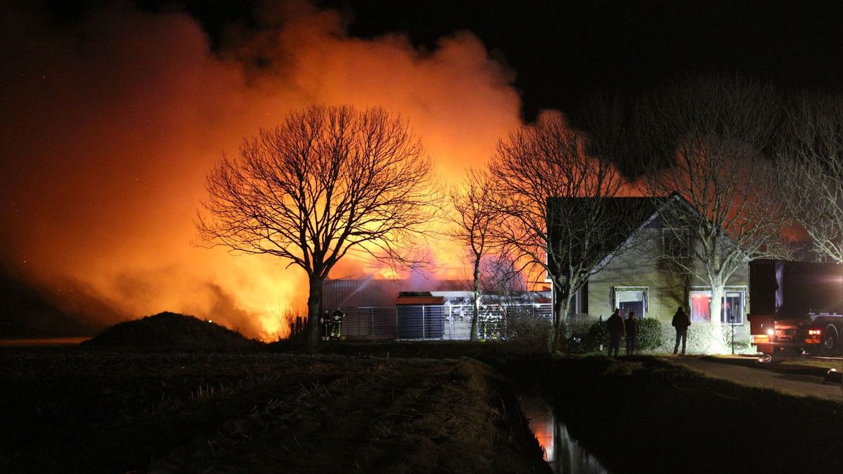 Grote brand in boerderij in Hindeloopen, schuur verloren gegaan