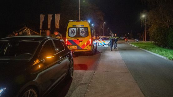 Voetganger aangereden • auto vat vlam