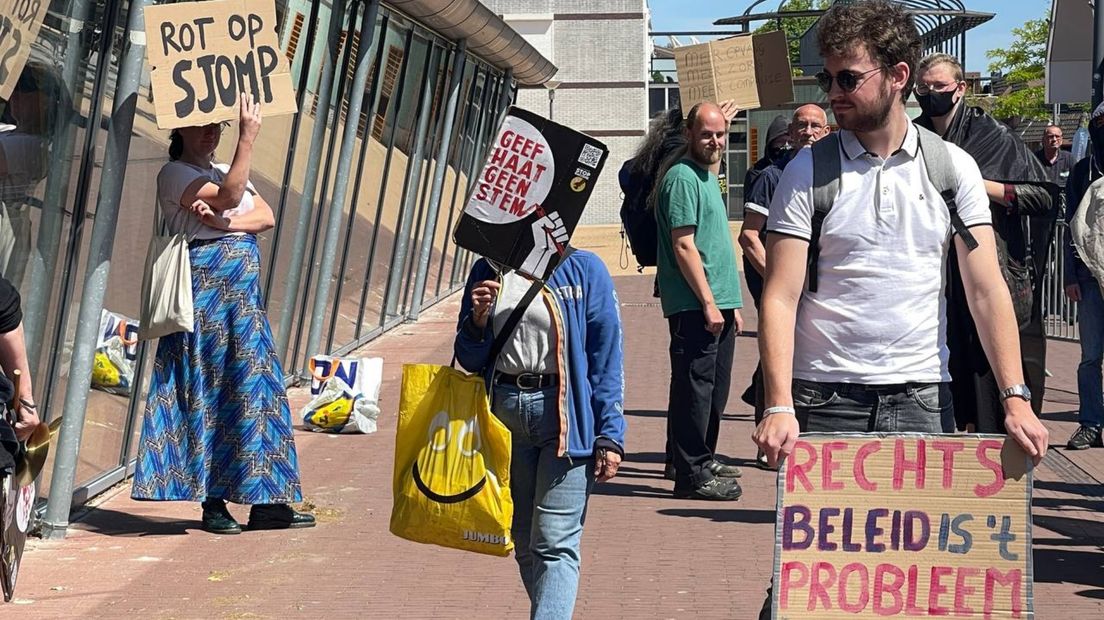 Tegendemonstranten: 'geef haat geen stem'