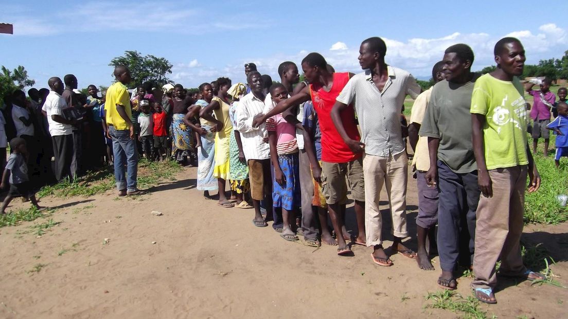 Mensen in Malawi in de rij voor hulp
