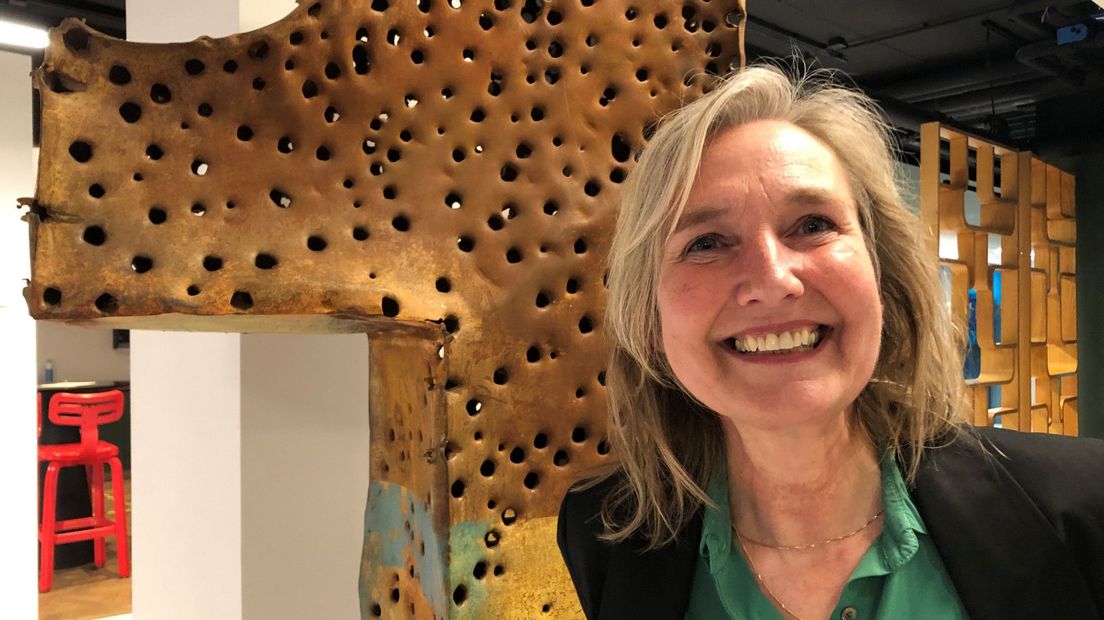Jellie Brouwer vlak voor de uitzending van het radioprogramma Kunststof
