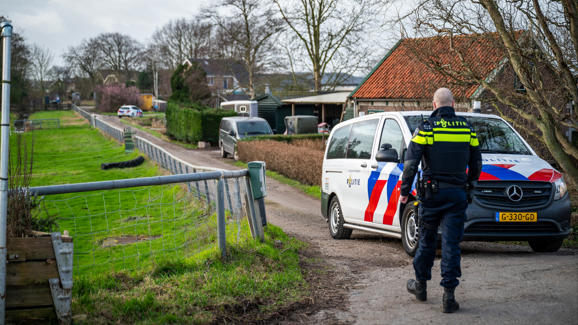 Toezichthouder Urenlang Op Erf Opgesloten Door Vrouw, Agenten En Boa's ...