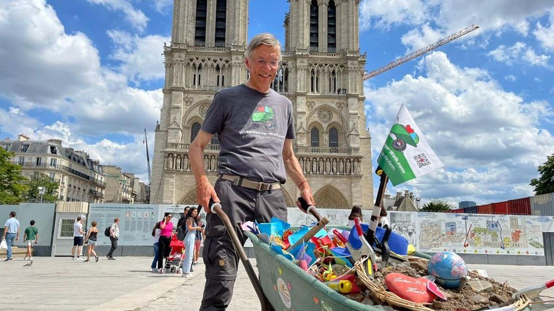 Henry Mentink voor de Notre Dame in Parijs.