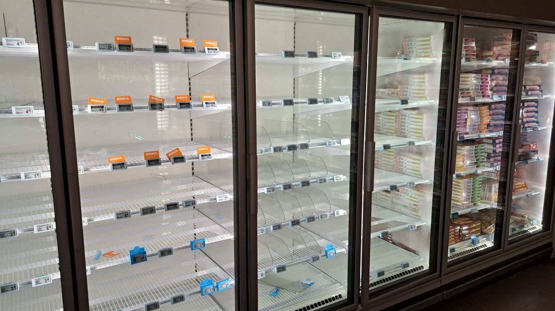 Lege schappen bij Albert Heijn in De Lier