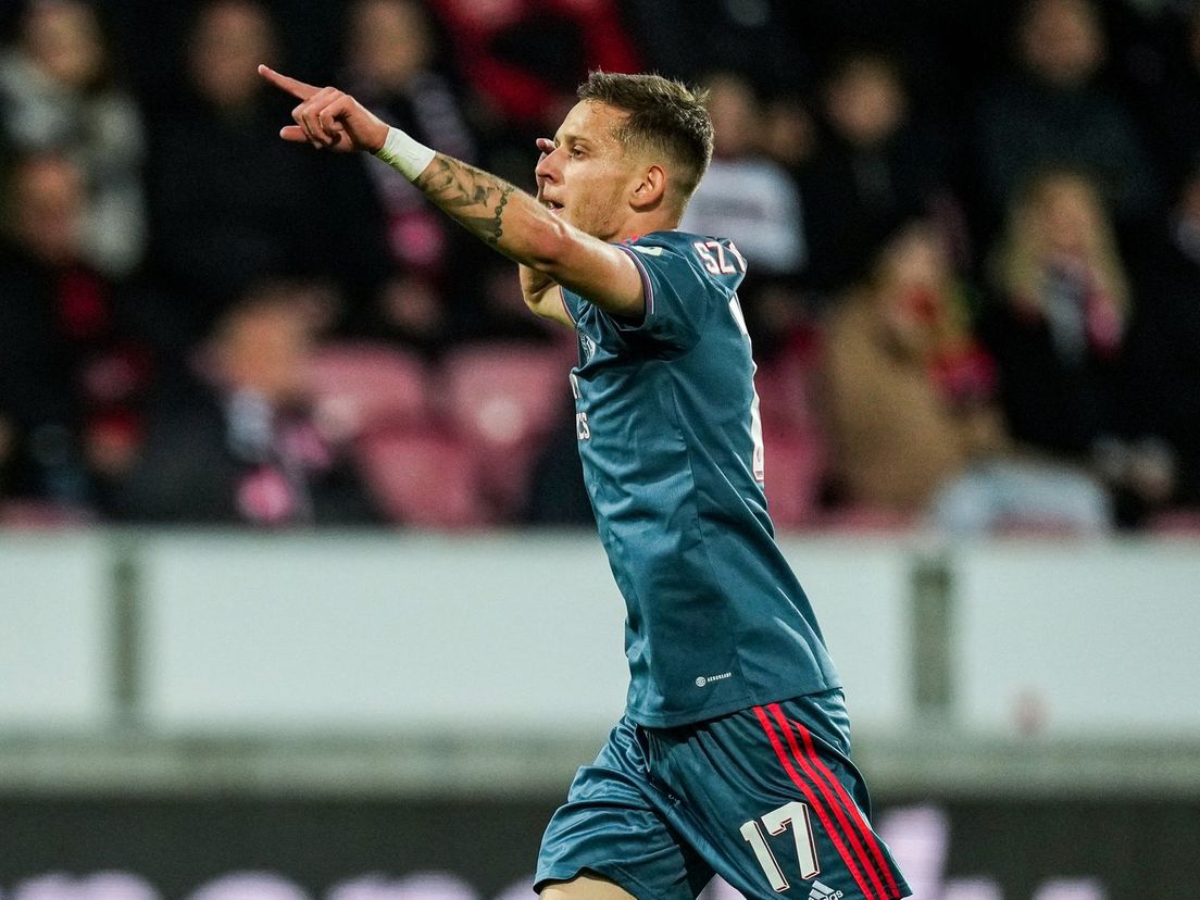 Sebastian Szymanski viert het doelpunt voor Feyenoord tegen FC Midtjylland