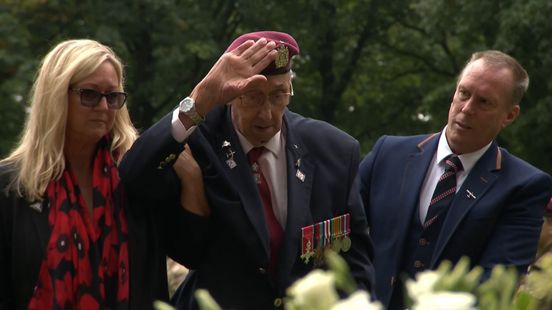 Kijk hier naar de Herdenking op de Airborne Begraafplaats in Oosterbeek