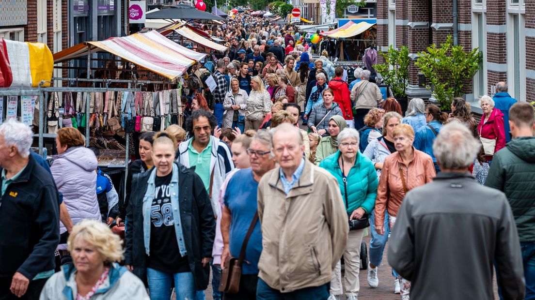 De jaarmarkt trekt ieder jaar overdag zo'n 100.000 bezoekers en 's avonds 10.000