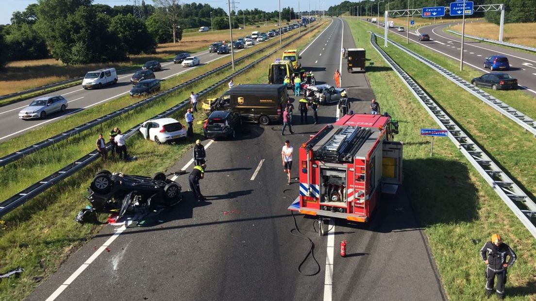 De snelweg A50 van Arnhem naar Apeldoorn is weer open. Aan het einde van de middag botsten ter hoogte van Apeldoorn tien auto's op elkaar. Volgens de politie vielen er vijf gewonden, van wie één ernstig.