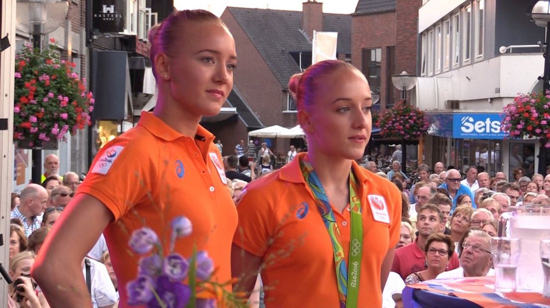 Huldiging Sanne en Lieke Wevers in Oldenzaal