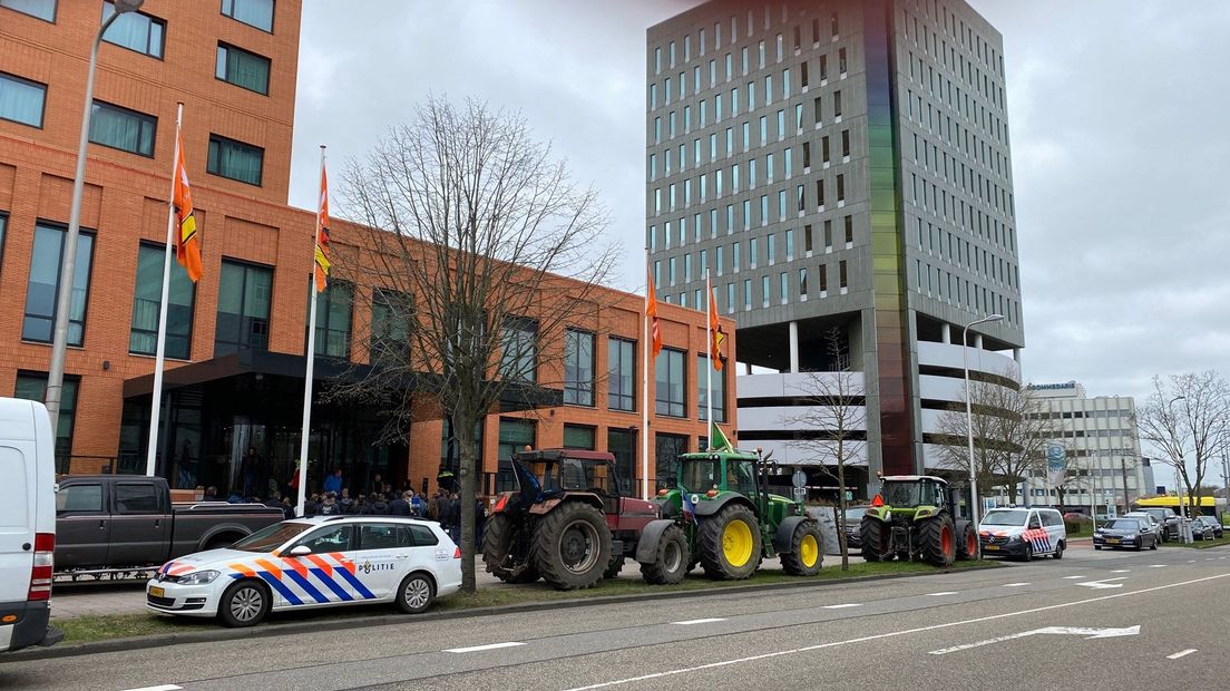 Voor de ingang van het Van der Valk-hotel in Utrecht stonden ongeveer dertig boeren van Farmers Defence Force met drie trekkers.