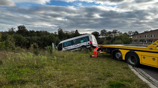 Buurtbus te water in Nijverdal | N36 bij Vriezenveen afgesloten vanwege ongeval. Buurtbus te water in Nijverdal | N36 bij Vriezenveen afgesloten vanwege ongeval.