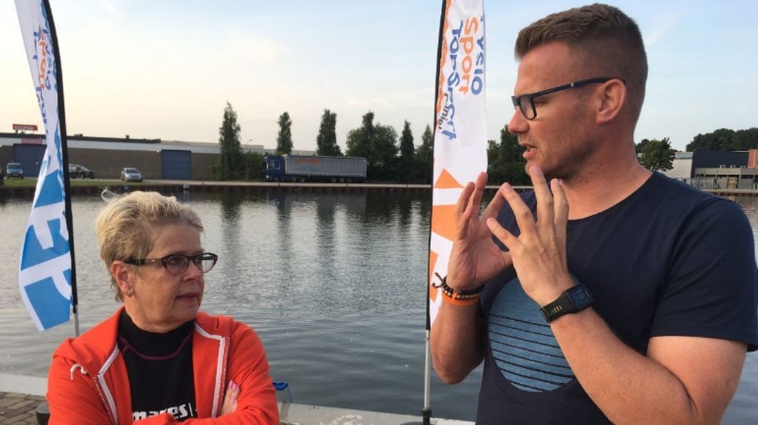 City Swim-ambassadeur Joost Kooistra in gesprek met Peters over de brute spierziekte (Rechten: RTV Drenthe/Hielke Meijer)