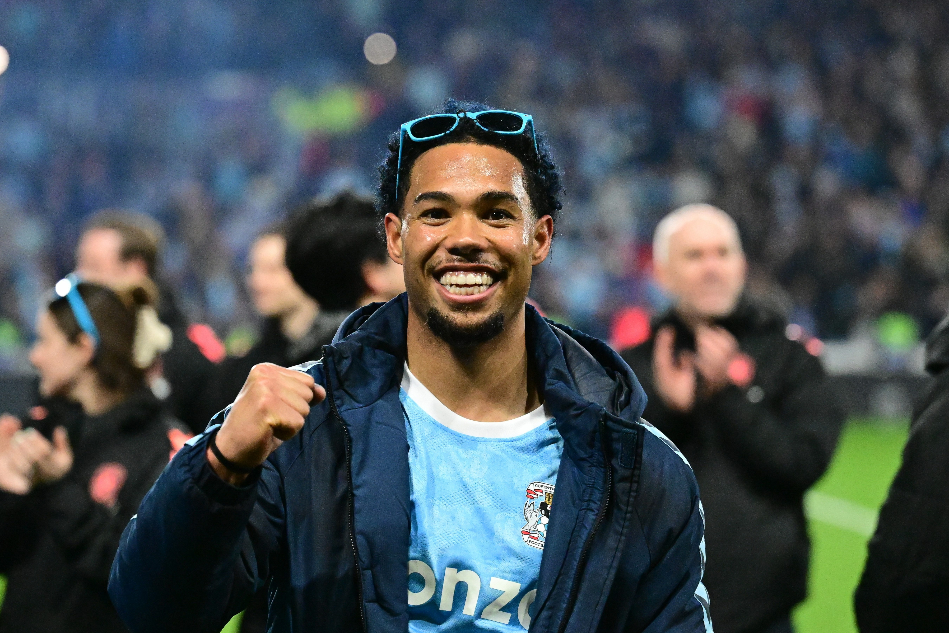 Milan van Ewijk fiert it kampioenskip fan Coventry City