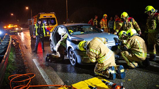 Drie gewonden bij frontale botsing tussen twee auto’s. Drie gewonden bij frontale botsing tussen twee auto’s.