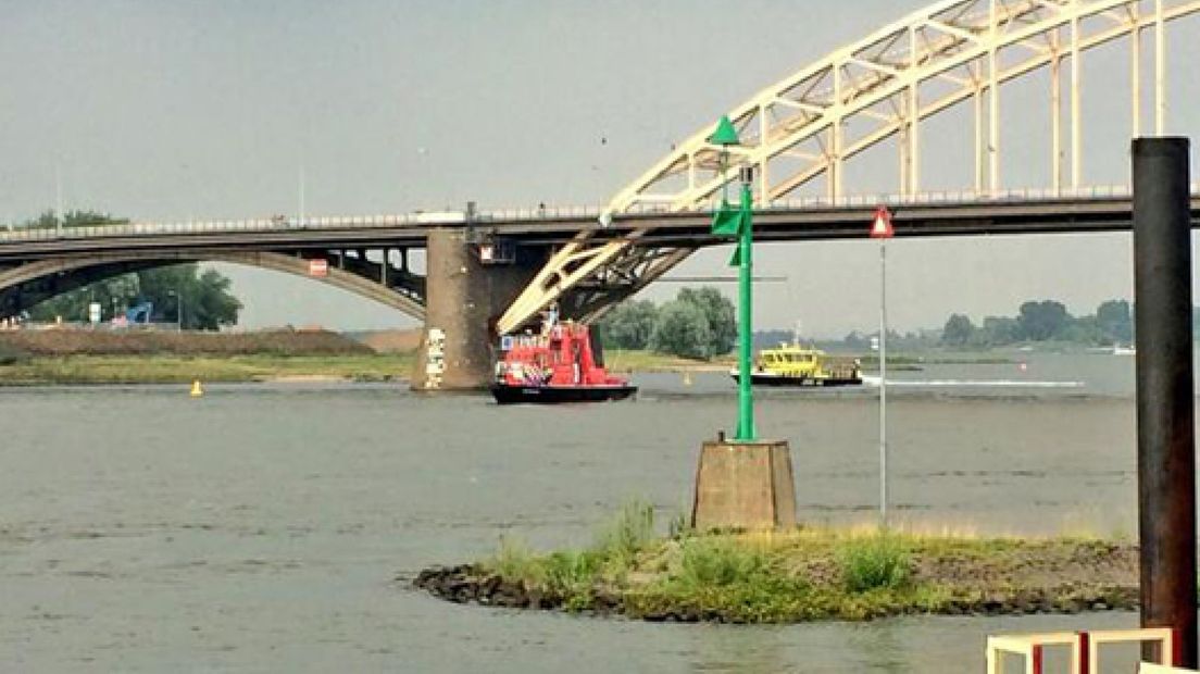 Tweetal springt van Waalbrug in Nijmegen; man niet gevonden