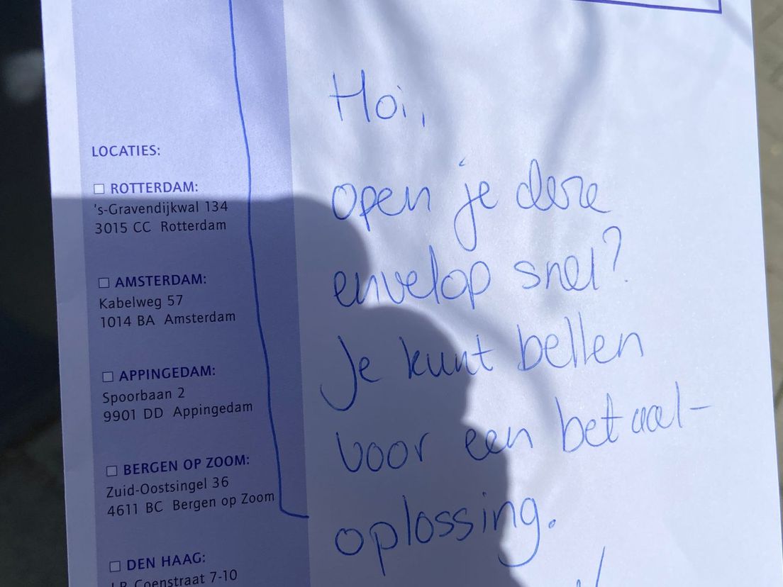 Een handgeschreven boodschap op de envelop vergroot de kans op contact voor deurwaarder Marieke