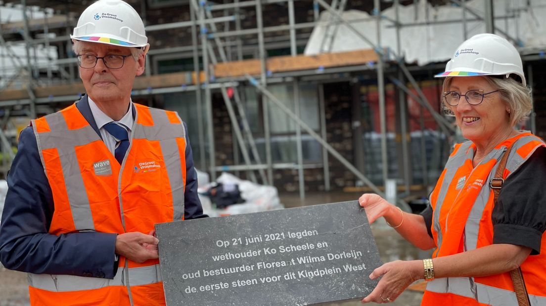 Wethouder Ko Scheele en Wilma Dorleijn leggen de symbolische eerste steen voor het nieuwe schoolgebouw