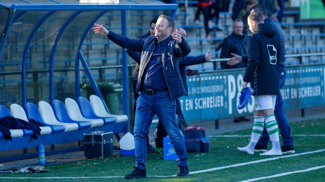 Trainer Marcel Lourens van Kloetinge is blij met de periodetitel