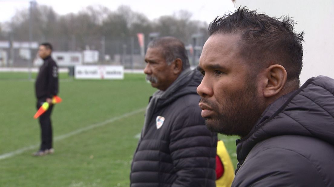 Melvin en Paul Telussa tijdens wedstrijd