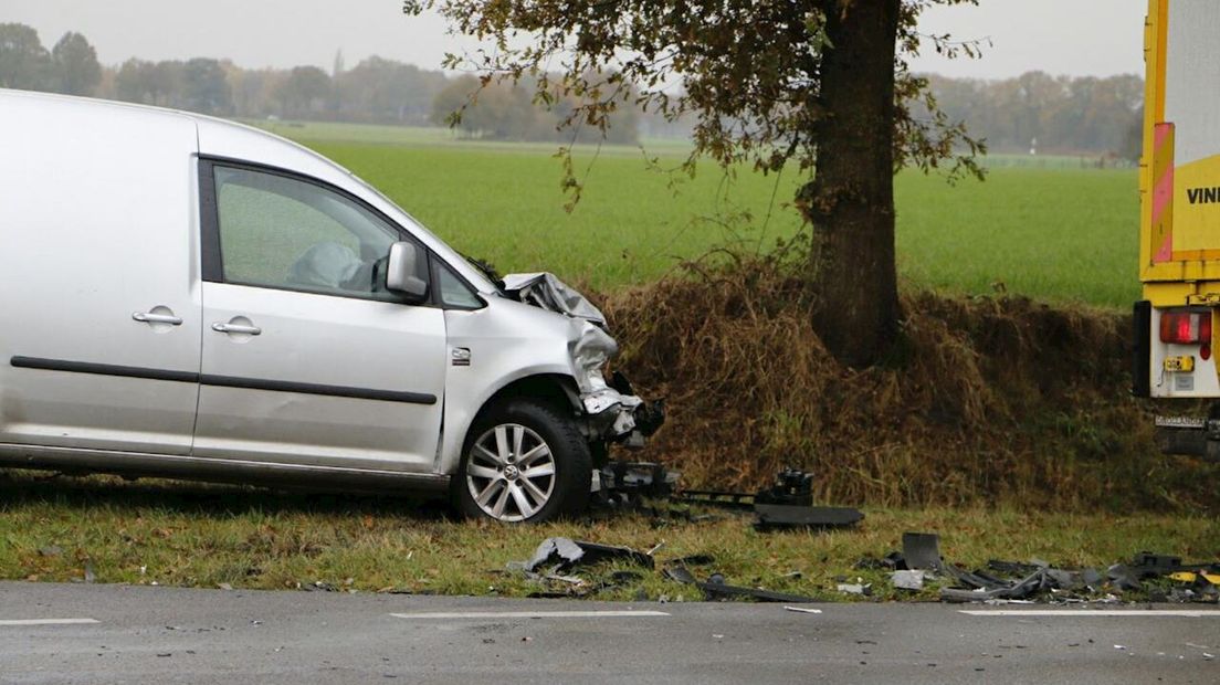 Auto botst op vrachtwagen in Holten