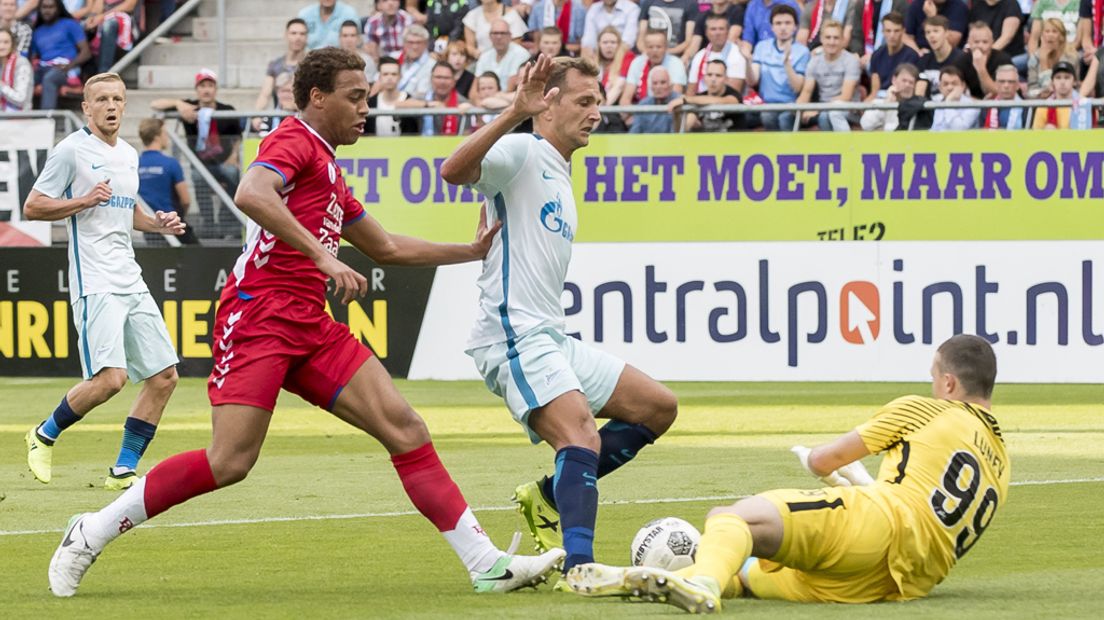 Dessers is in de eerste helft dicht bij een goal voor FC Utrecht