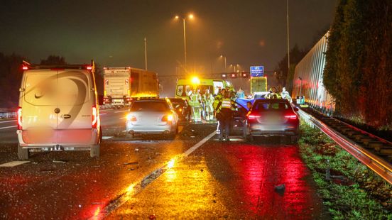 6 gewonden bij ongeluk met drie voertuigen op A28 bij Amersfoort, auto in beslag genomen. 6 gewonden bij ongeluk met drie voertuigen op A28 bij Amersfoort, auto in beslag genomen.