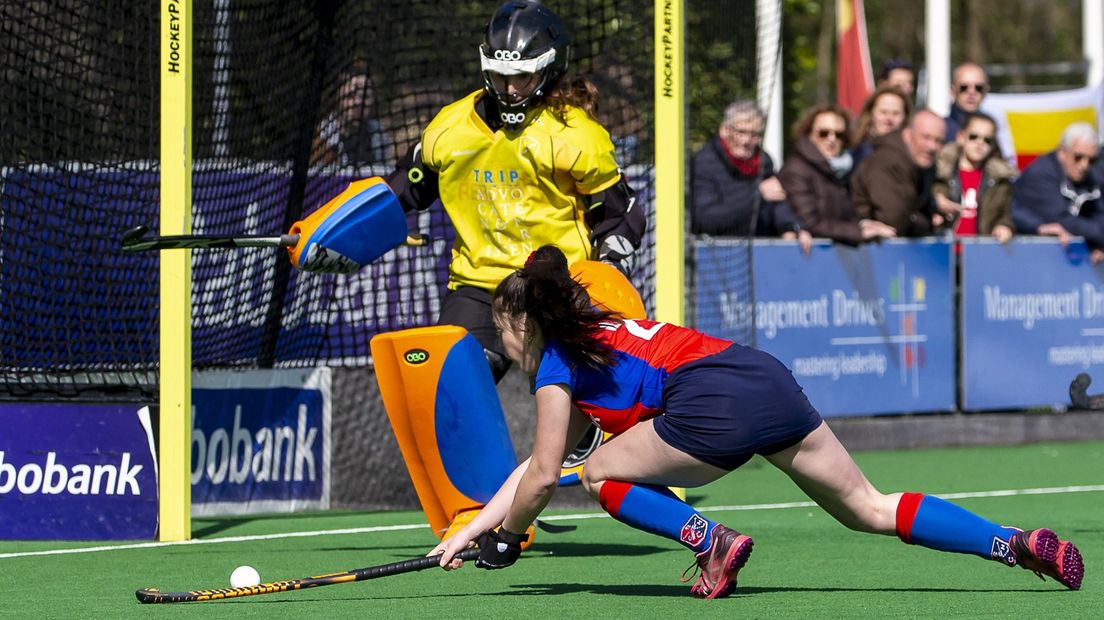 Julie Brinkman passeert doelvrouw van GHHC Jantien Gunter en zorgt voor de 6-0