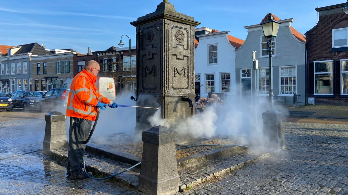 Oude waterpomp Sint-Maartensdijk krijgt douchebeurt op verzoek van bewoners