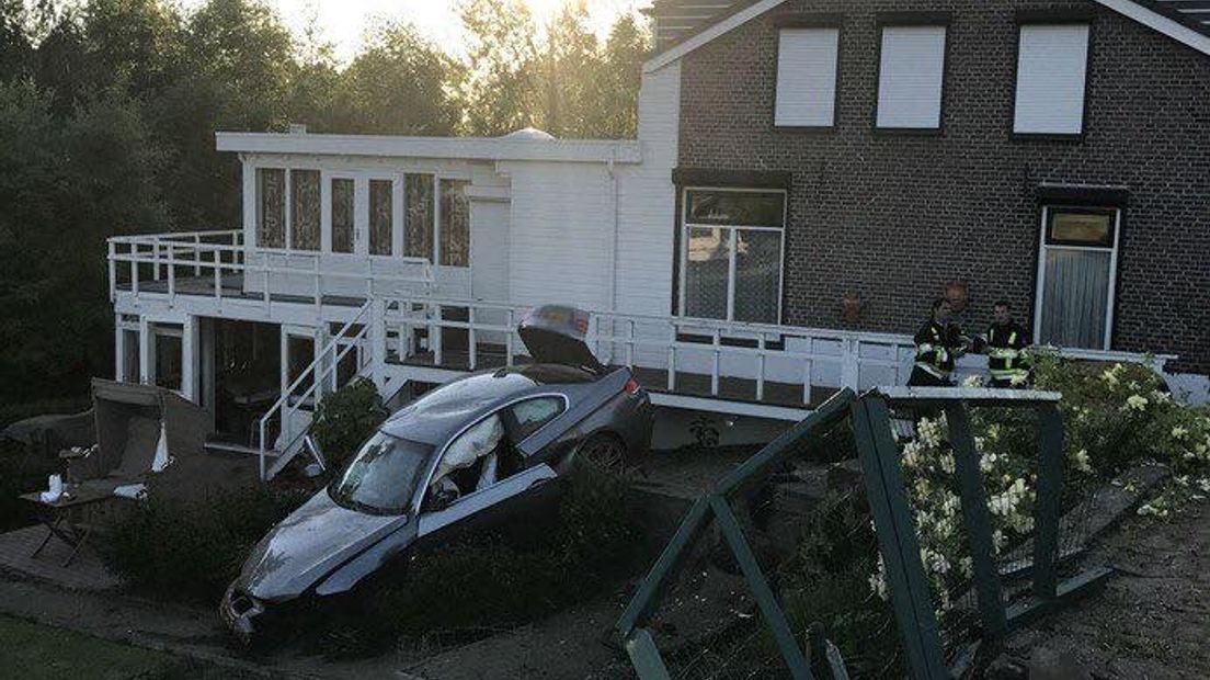 Angstige momenten voor een bewoonster in Aalst (gemeente Zaltbommel) donderdagavond. Terwijl ze aan het werk was in haar tuin vloog er plots een auto rakelings over haar heen. De wagen kwam bij haar huis tot stilstand.