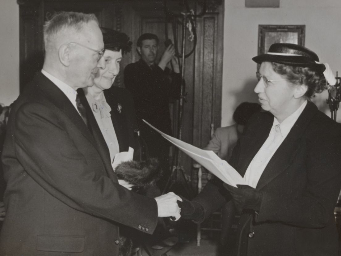 Ferdinand Bordewijk krijgt de P.C. Hooftprijs (1954)