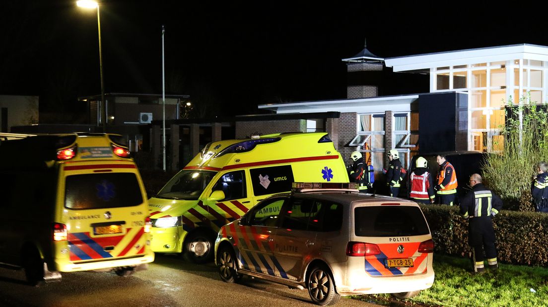 De hulpdiensten voor het huis aan de Ekkelkamp (Rechten: Persbureau Meter)