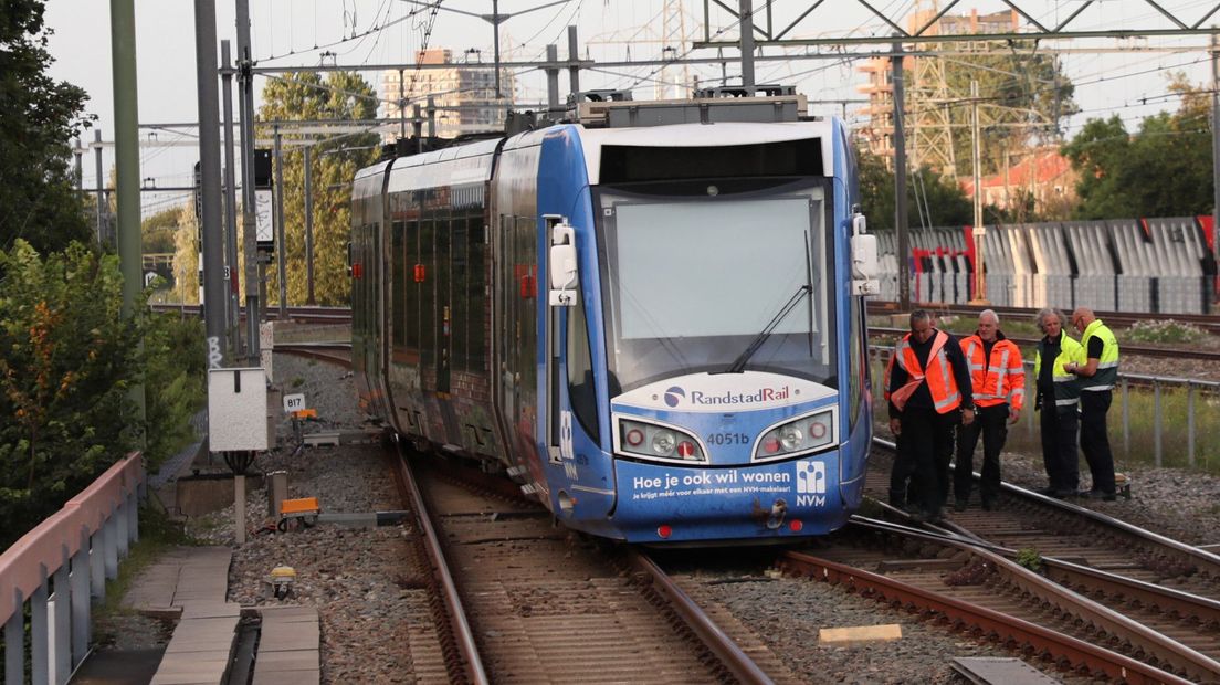 De tram staat vast tussen twee sporen