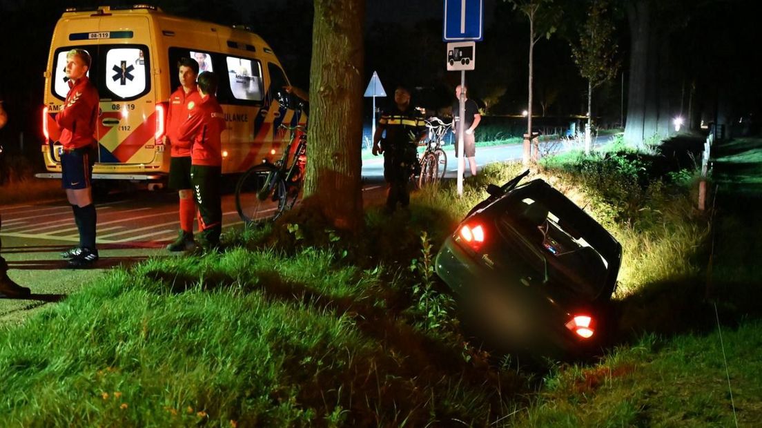 De bestuurder dumpte de auto bij een voetbalclub.