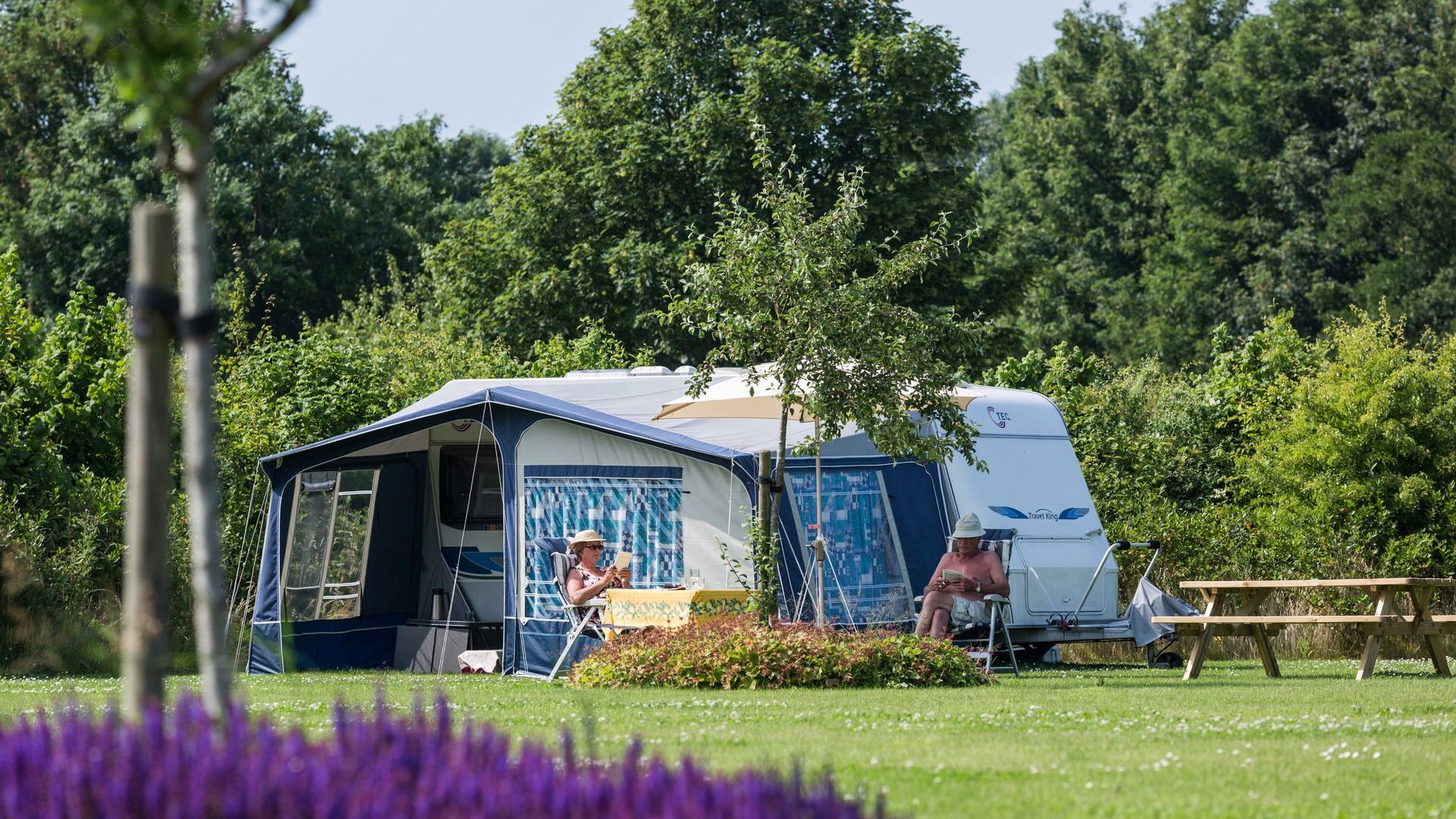 Kampeerweekend op het groene gebied rond de Scholtenbrug brengt buurtbewoners dichter bij elkaar.