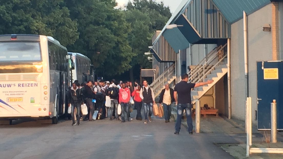 De eerste bussen met vluchtelingen zijn aangekomen bij de Americahal in Apeldoorn. De tijdelijke noodopvang gaat plaats bieden aan 400 vluchtelingen. De komende tijd komen er per dag zo'n 100 vluchtelingen bij. Dat zegt woordvoerder Jeanette Scholten van het Centraal Orgaan opvang asielzoekers, het COA.