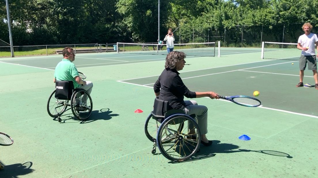 Wethouder Elly Pastoor ervaart hoe het is om in een rolstoel te tennissen