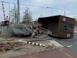 Container kiepert omver in Zwolle, treinverkeer naar Kampen hele dag gestremd