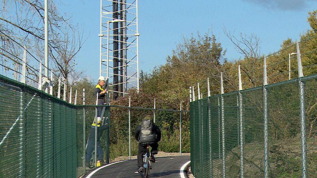 Het fietspad is afgezet met hekken zodat mensen veilig over het terrein kunnen