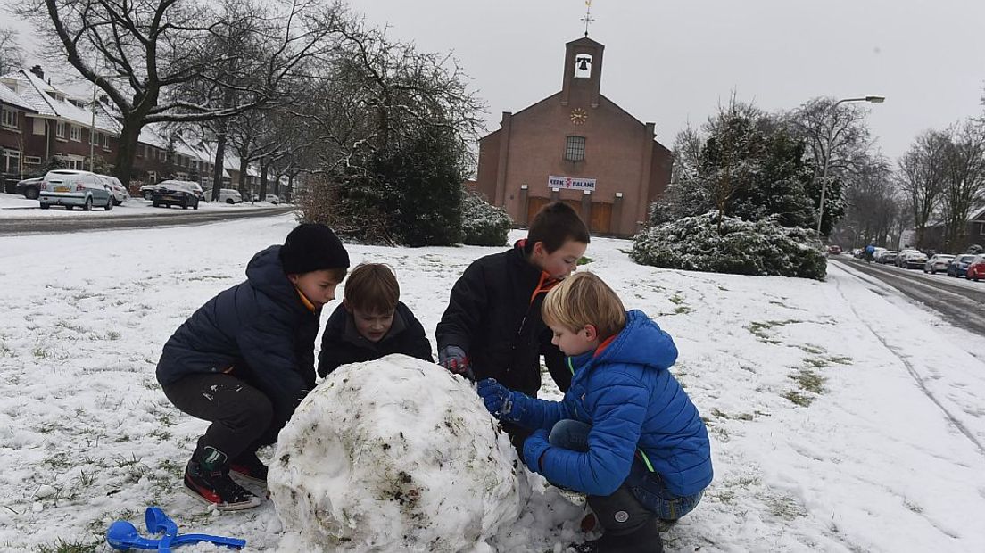 Kinderen werken aan sneeuwpop in Zeist.