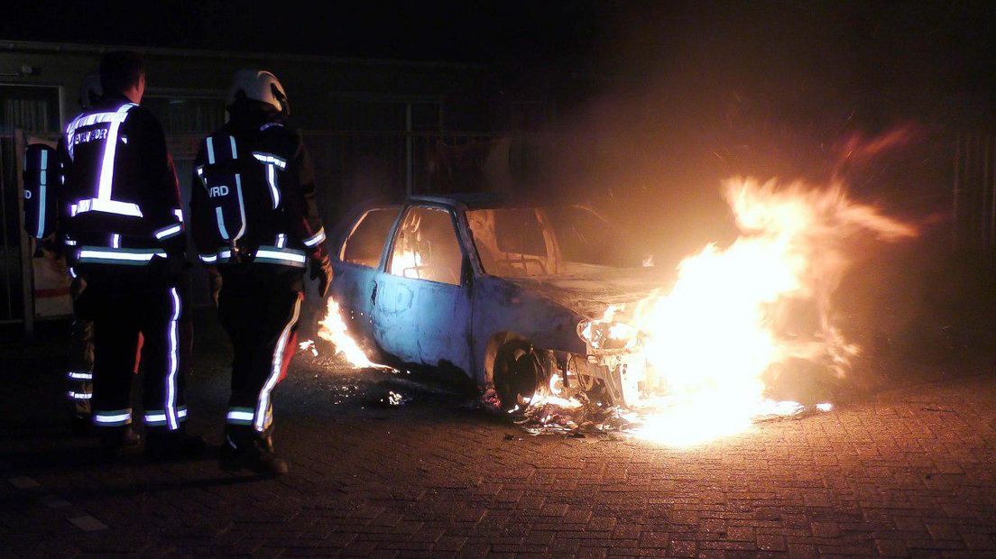 De auto brandde volledig uit (Rechten: Persbureau Meter)