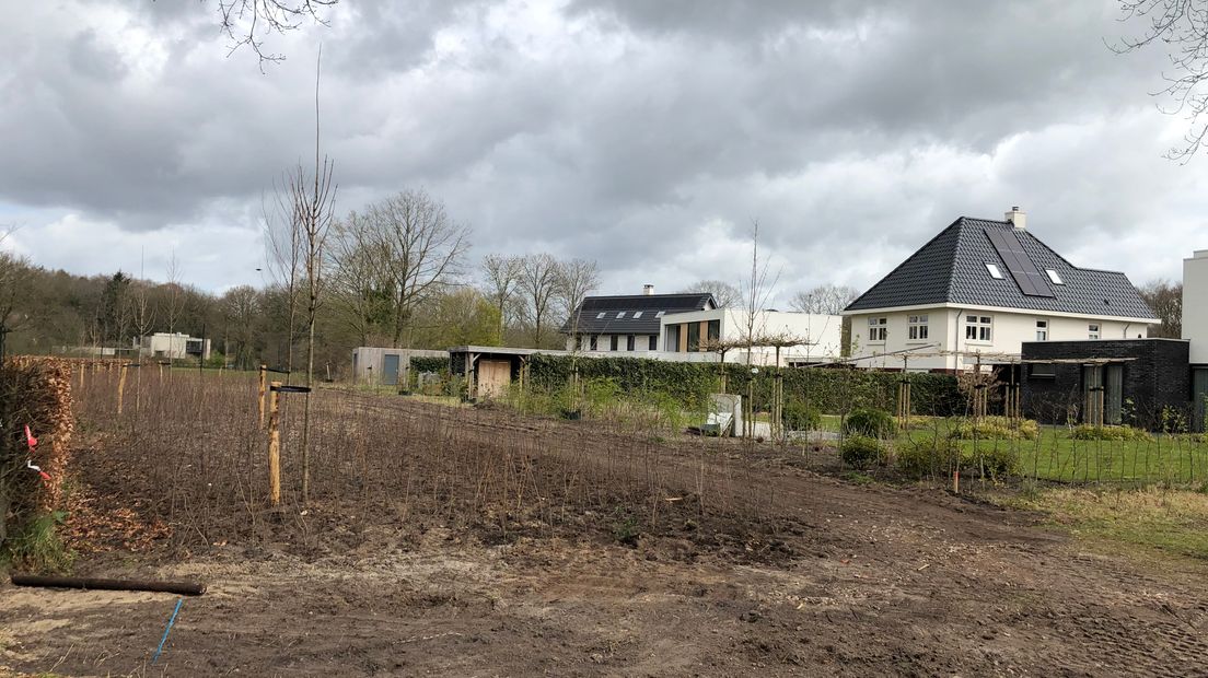 De Vereniging Landschap en Milieu Hattem (VLMH) is woest op de gemeente. Ondanks uitspraken van de Raad van State en een contract tussen de vereniging en de gemeente, voldoet villawijk Hattemse Loo niet aan de eisen en afspraken. 'Er zijn regels, en ook de gemeente heeft zich daar aan te houden. En nu negeert de raad zelfs uitspraken van de rechter.'