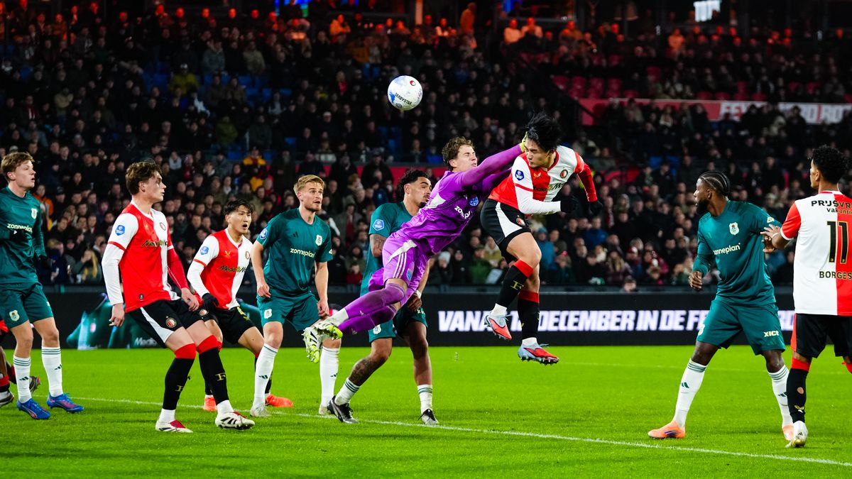 LIVE: Van Persie spaart spelers door ruime voorsprong tegen PEC Zwolle (6-0)