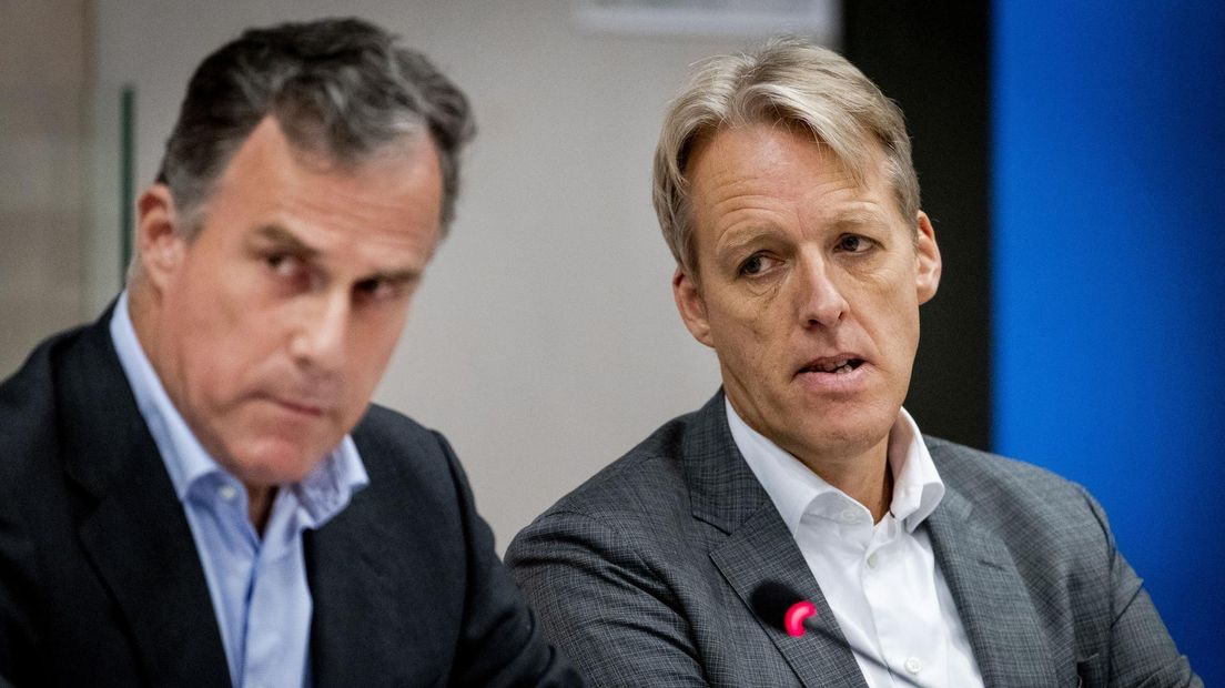NAM-directeur Johan Atema (rechts) en NAM-directeur aardbevingen Thijs Jurgens tijdens een commissievergadering in de Tweede Kamer