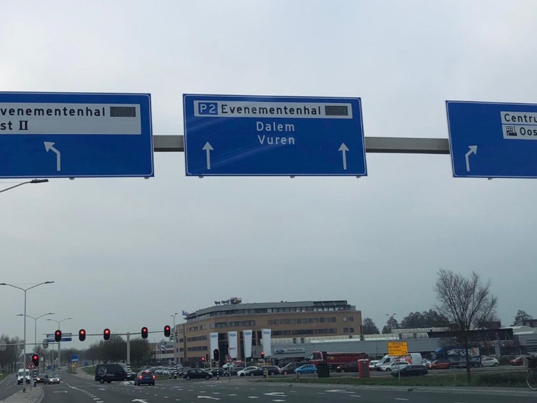 De nieuwe verkeersborden moeten vooral files op de A15 voorkomen