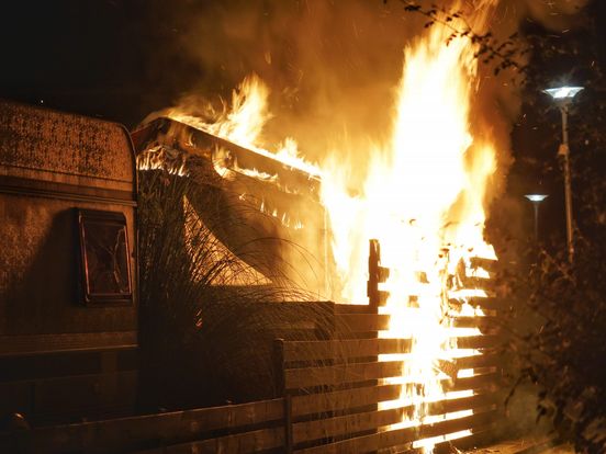 Brand verwoest tuinhuis in Assen, politie gaat uit van brandstichting